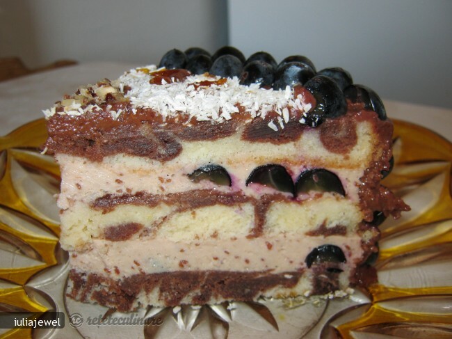 Imagine Reteta culinara Tort Ciudat - cu Crema de Smantana si Struguri | 2review.ro