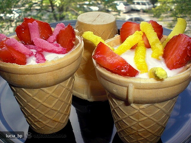 Imagine Reteta culinara Conuri Wafe cu Iaurt si Capsuni | 2review.ro