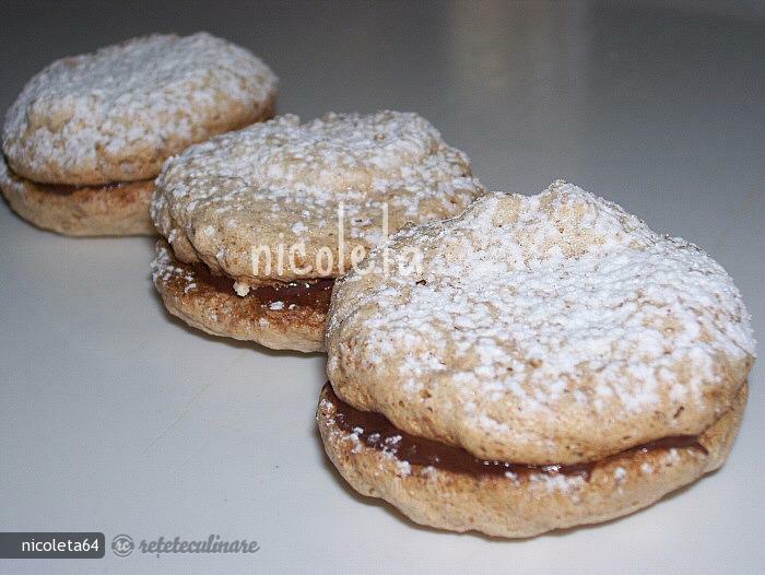 Imagine Reteta culinara Fursecuri Din Bezea cu Nuca si Crema | 2review.ro