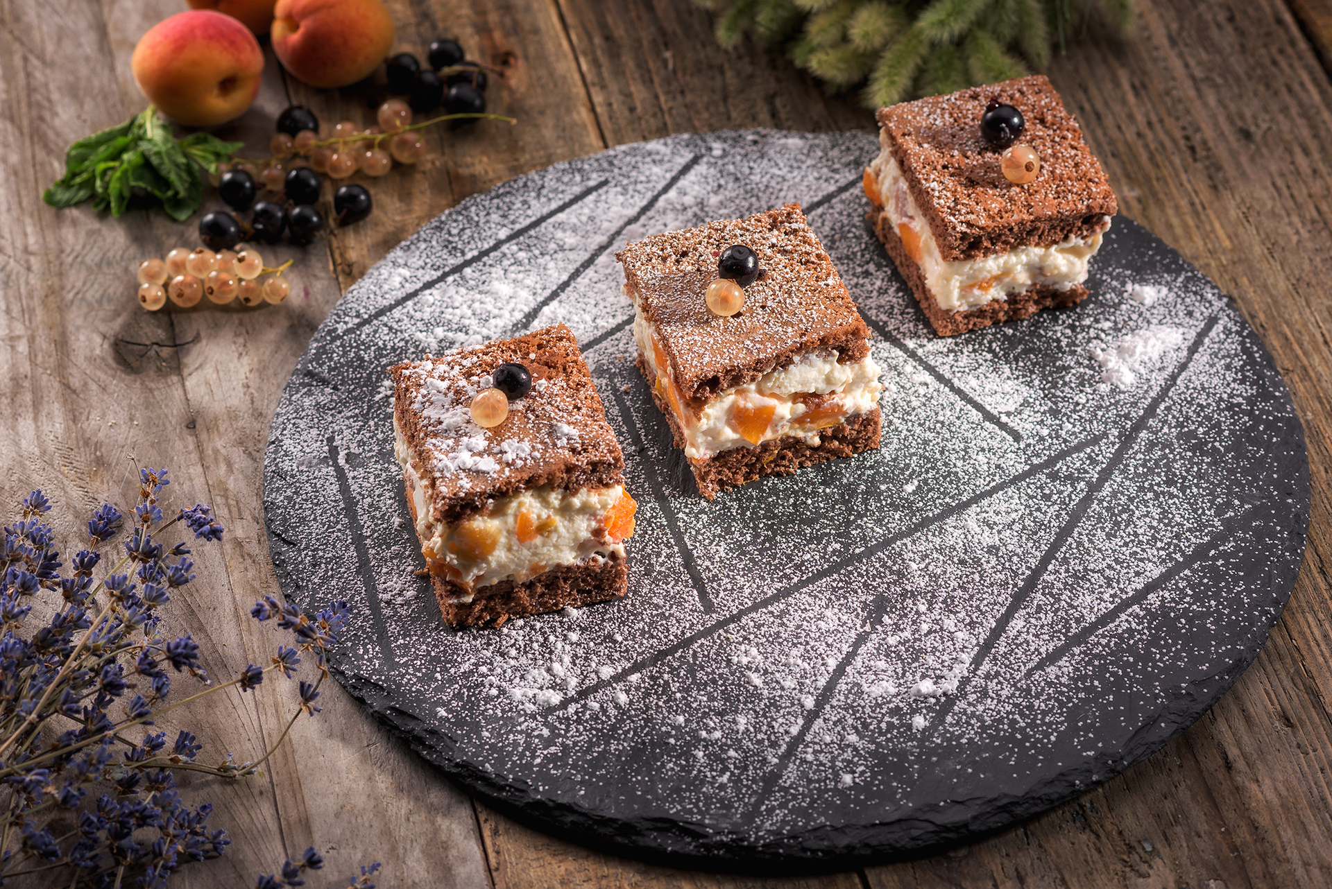 Imagine Reteta culinara Prajitura- sandwich cu crema de branza si caise | 2review.ro