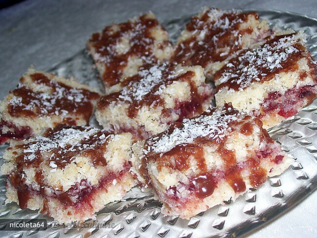 Imagine Reteta culinara Cuburi de Cocos cu Dulceata si Ciocolata | 2review.ro