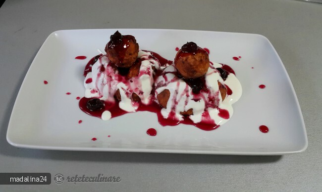 Imagine Reteta culinara Reţetă de preparare a papanaşilor cu smântână și dulceață de vișine | 2review.ro