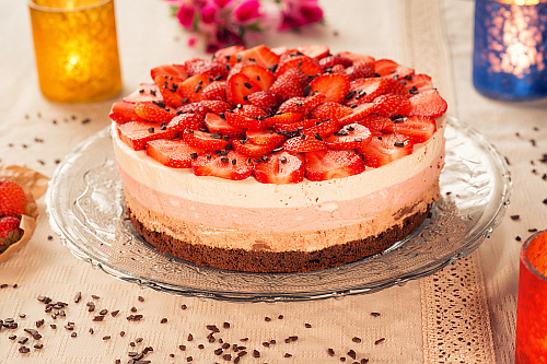 Imagine Reteta culinara Tort cu mousse de capsuni si ciocolata | 2review.ro