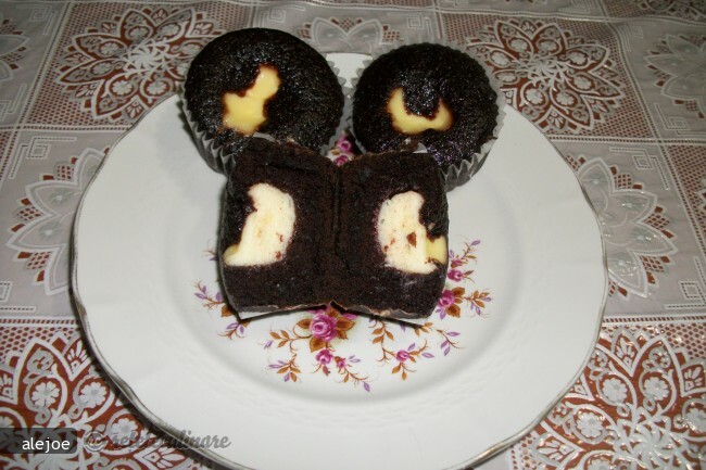 Imagine Reteta culinara Black Bottom Cupcakes | 2review.ro