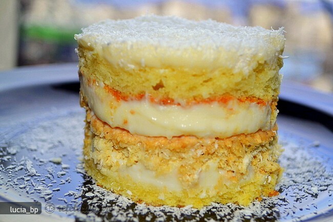 Imagine Reteta culinara Prajitura cu Cocos si Crema de Ciocolata Alba | 2review.ro