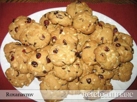 Imagine Reteta culinara Fursecuri cu ciocolata alba, cranberries uscate si migdale | 2review.ro