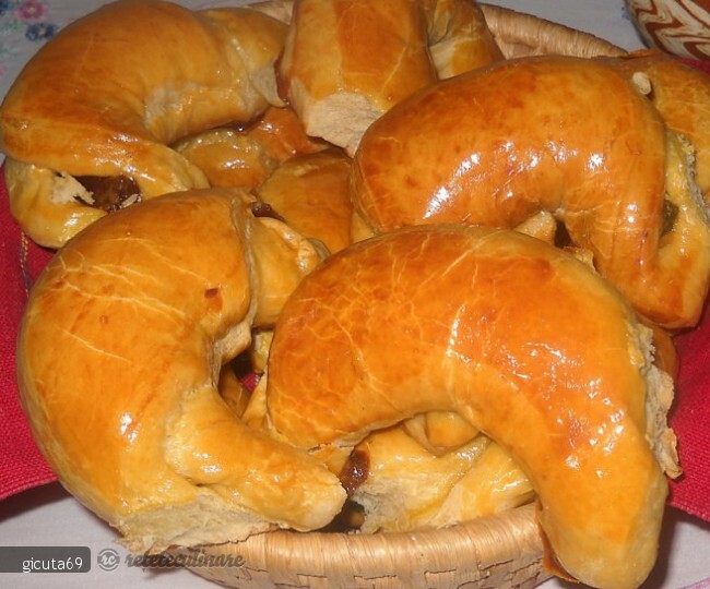 Imagine Reteta culinara Cornuri pufoase cu rahat | 2review.ro