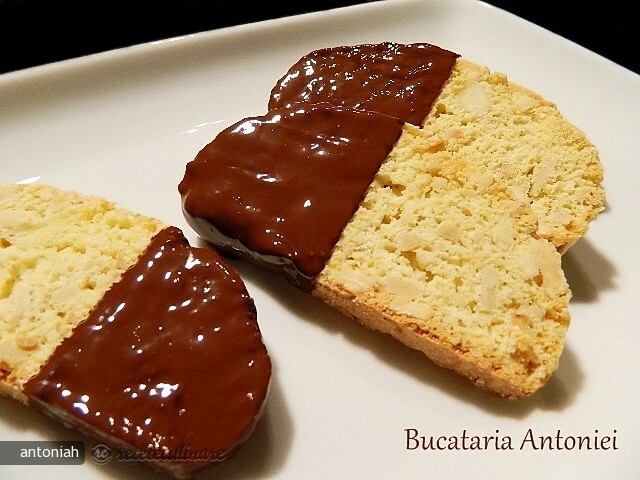 Imagine Reteta culinara Biscuiti cu Migdale si Ciocolata | 2review.ro