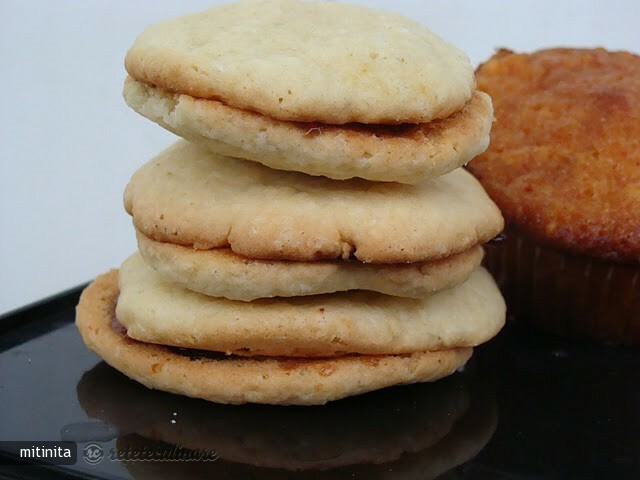 Imagine Reteta culinara Fursecuri cu Nuca de Cocos si Gem de Zmeura | 2review.ro