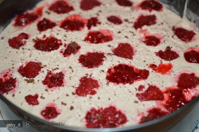 Imagine Reteta culinara Tort cu Zmeura, Mascarpone si Ciocolata | 2review.ro