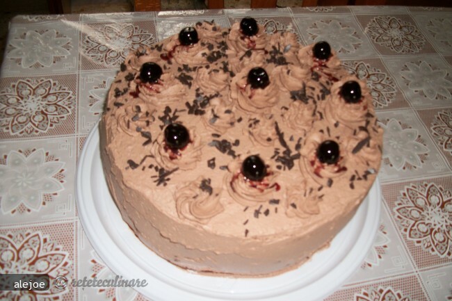 Imagine Reteta culinara Tort cu Crema de Ciocolata si Visine | 2review.ro