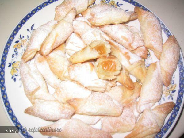 Imagine Reteta culinara Cornulete cu Rahat si Pasta Sfoglia | 2review.ro