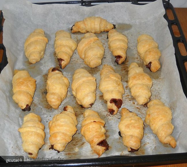 Imagine Reteta culinara Mini croissante cu ciocolata | 2review.ro