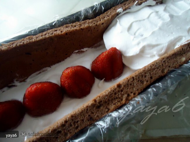 Imagine Reteta culinara Rulada cu Capsuni Intregi | 2review.ro