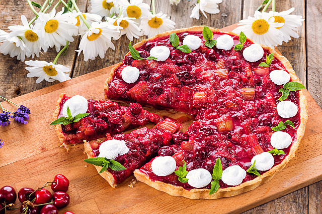 Imagine Reteta culinara Tarta cu rubarba si cirese | 2review.ro