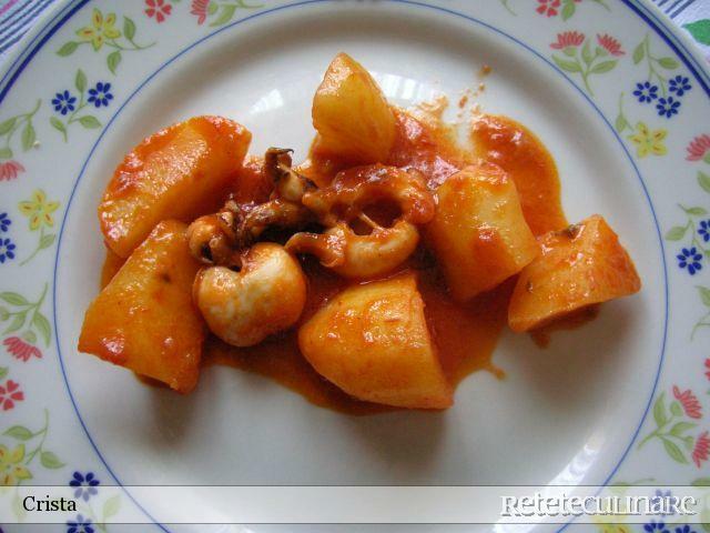 Imagine Reteta culinara Sepii micute in sos de rosii cu cartofi | 2review.ro
