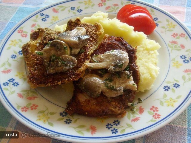 Imagine Reteta culinara Escalop de Porc cu Ciuperci in Sos de Iaurt | 2review.ro