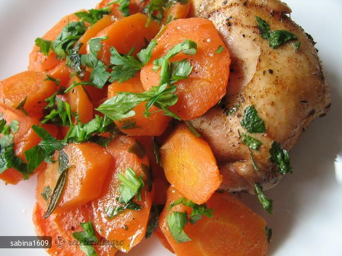 Imagine Reteta culinara Pui cu garnitura de morcovi | 2review.ro