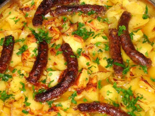 Imagine Reteta culinara Cartofi cu carnati la cuptor | 2review.ro