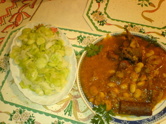 Imagine Reteta culinara Iahnie de fasole la ceaun cu afumaturi | 2review.ro