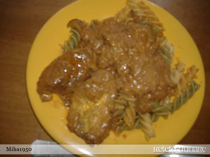 Imagine Reteta culinara Carne de porc cu sos de castraveti | 2review.ro