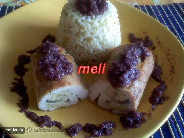 Imagine Reteta culinara Piept de Pui Umplut cu Ciuperci si Sos de Vin Rosu | 2review.ro