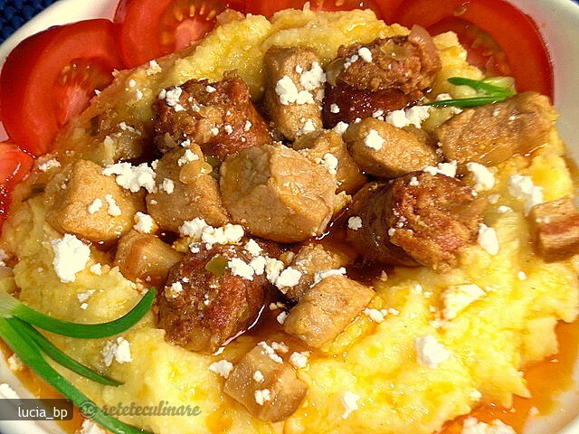 Imagine Reteta culinara Bucatele de Carne si Carnati cu Mamaliga si Branza | 2review.ro