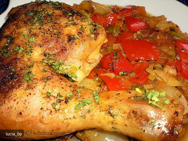 Imagine Reteta culinara Pulpe de Pui cu Garnitura (Sos) de Ardei Capia | 2review.ro