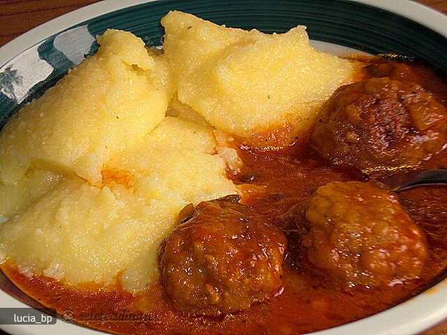 Imagine Reteta culinara Mamaliguta cu Chiftelute in Sos | 2review.ro