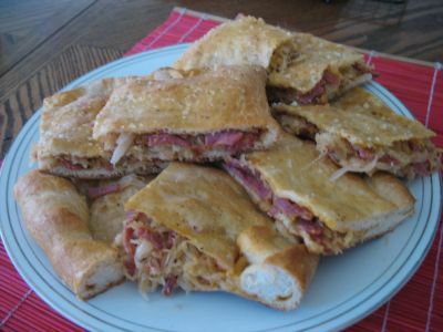 Imagine Reteta culinara Paine umpluta cu varza acra si pastrama | 2review.ro