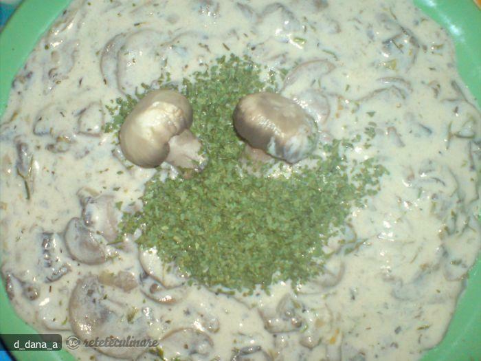 Imagine Reteta culinara Ciuperci cu Sos de Smantana | 2review.ro