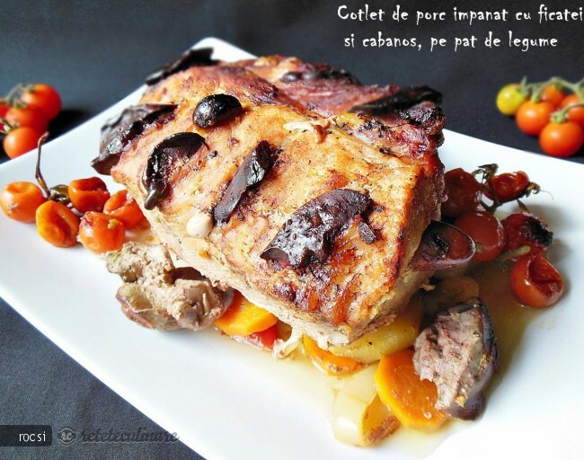 Imagine Reteta culinara Cotlet de porc impanat cu ficatei si cabanos, pe pat de legume | 2review.ro
