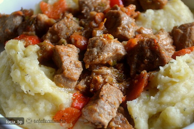 Imagine Reteta culinara Cuburi de Porc cu Piure de Telina | 2review.ro