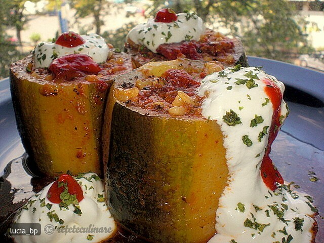 Imagine Reteta culinara Dovlecei Umpluti, in Sos de Vin | 2review.ro