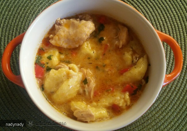 Imagine Reteta culinara Papricas de pui cu galuste de faina si smantana | 2review.ro