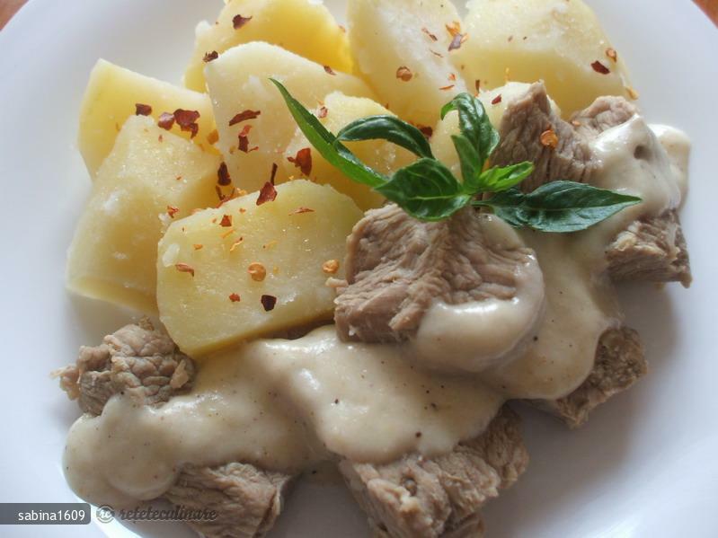 Imagine Reteta culinara Carne de Vita cu Sos de Hrean | 2review.ro