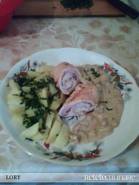 Imagine Reteta culinara Rulouri cu sos de smantana si ciuperci | 2review.ro