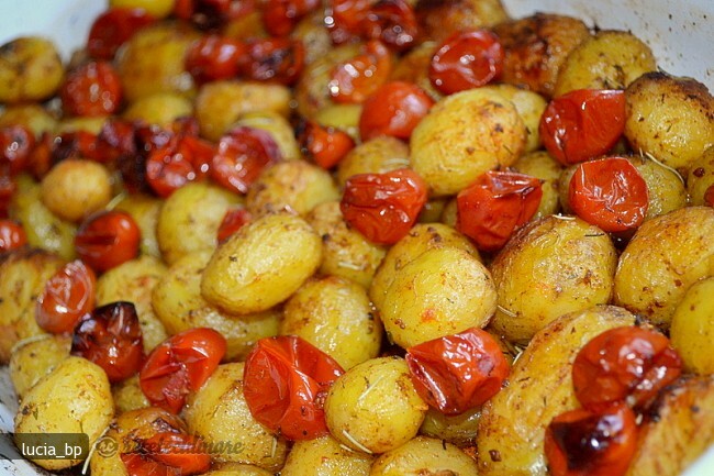 Imagine Reteta culinara Cartofi Noi cu Vin si Rosii, la Cuptor | 2review.ro