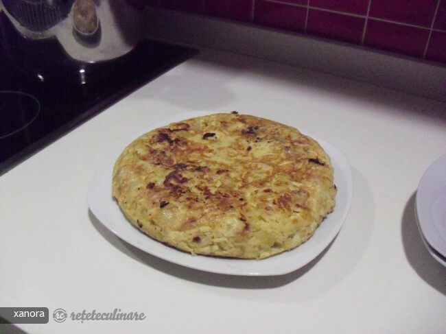 Imagine Reteta culinara Omleta Spaniola - Tortilla de Patatas Y Cebolla | 2review.ro