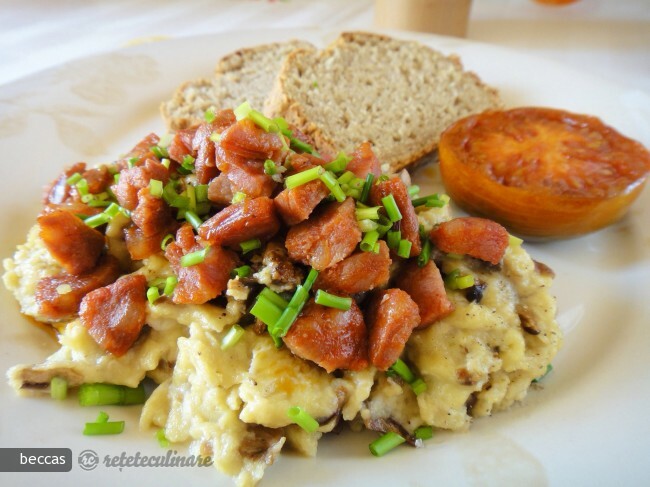Imagine Reteta culinara Oua cu Hribi, Chorizo si Rosie | 2review.ro