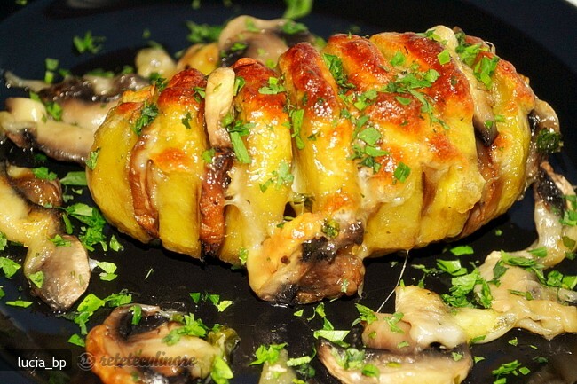 Imagine Reteta culinara Cartofi Copti cu Branza si Ciuperci la Cuptor | 2review.ro