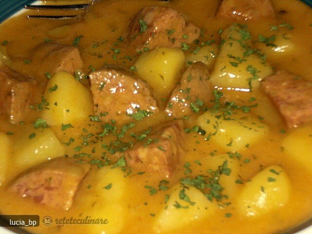 Imagine Reteta culinara Tocanita de Cartofi cu Carnati Afumati | 2review.ro