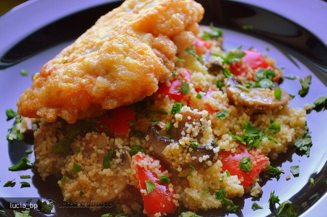 Imagine Reteta culinara Snitel de pui cu garnitura din ciuperci si couscous | 2review.ro