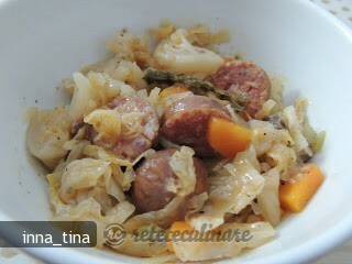 Imagine Reteta culinara Varza Acra cu Carnati Afumati si Sunculita | 2review.ro