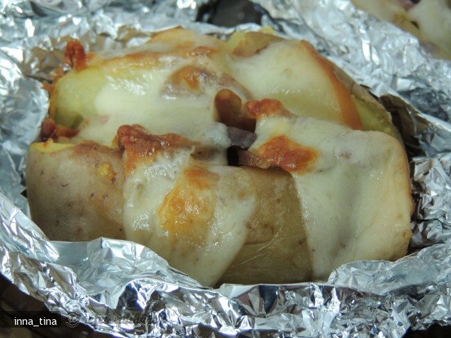 Imagine Reteta culinara Cartofi Copti, cu Sunca, Carnati si Branza Topita | 2review.ro