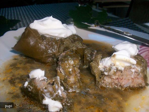 Imagine Reteta culinara Sarmalute in Foi de Vita si cu Sos de Macris | 2review.ro