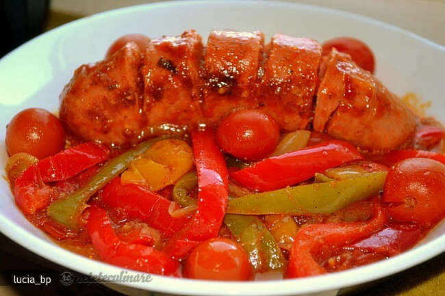 Imagine Reteta culinara Carnati cu Sos de Ardei si Ceapa | 2review.ro