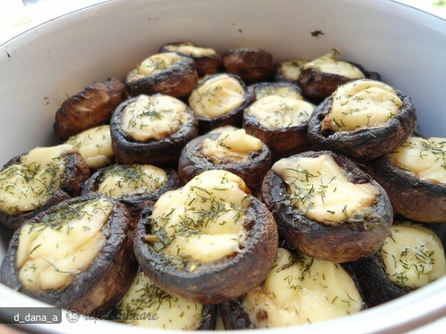 Imagine Reteta culinara Ciuperci Umplute cu Branza Topita | 2review.ro