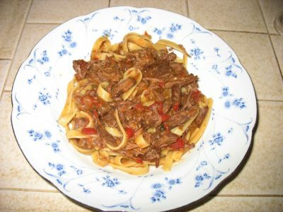 Imagine Reteta culinara Carnita de vita cu sos de rosii si paste | 2review.ro