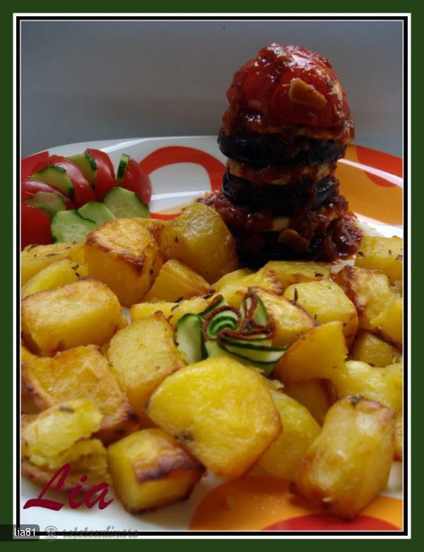 Imagine Reteta culinara Medalioane de pui cu vinete, dovlecei si sos de rosii | 2review.ro